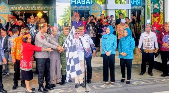 2002.Genap Setahun Memimpin, Agustiar–Edy Kirim Bantuan Pangan