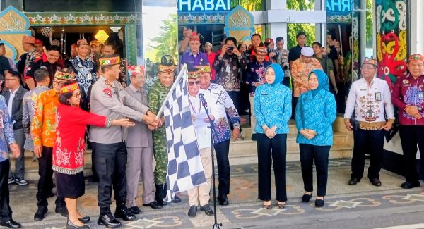 2002.Genap Setahun Memimpin, Agustiar–Edy Kirim Bantuan Pangan