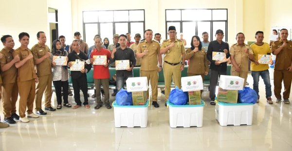 2402.Wabup Kapuas Serahkan Bantuan Tunai untuk Korban Kebakaran dan Puting Beliung