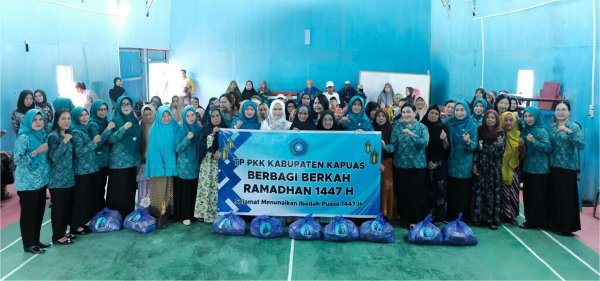 2702.TP PKK Kapuas Tebar Berkah Ramadhan, Warga Bataguh Terima Sembako
