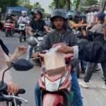 0703.Warga Antusias Sambut Takjil PWI Kalteng