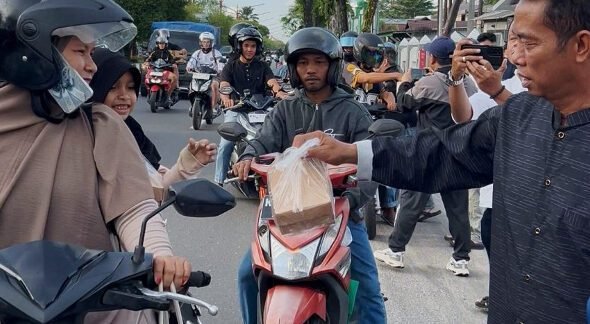 0703.Warga Antusias Sambut Takjil PWI Kalteng