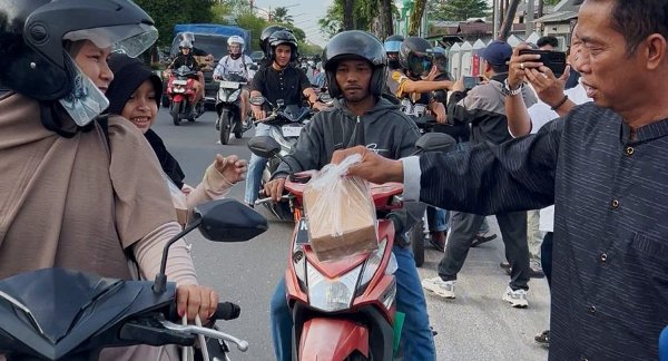 0703.Warga Antusias Sambut Takjil PWI Kalteng