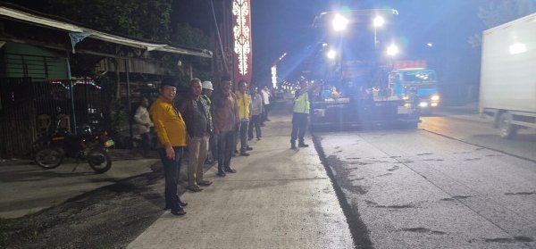 0903.Wiyatno Tinjau Pengaspalan Jalan Meranti