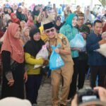 1003.Gubernur Kalteng Serahkan Paket Sembako Bersubsidi kepada Warga