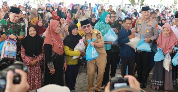 1003.Gubernur Kalteng Serahkan Paket Sembako Bersubsidi kepada Warga
