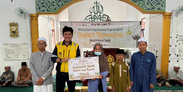 1403.PT TOP Salurkan Santunan untuk Anak Yatim dan Duafa di Paring Lahung