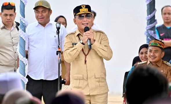 1703.Gubernur Salurkan 8