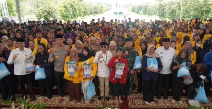 Gubernur Kalteng Salurkan 3.000 Paket Sembako bagi Mahasiswa