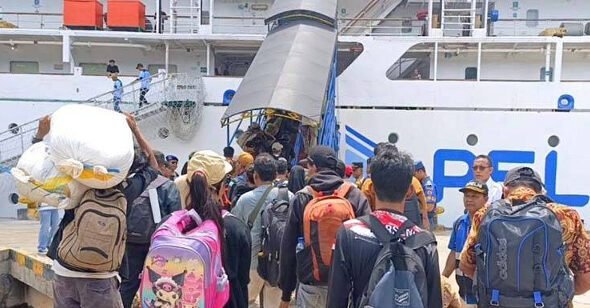 1903.5.483 Pemudik Tinggalkan Pelabuhan Sampit