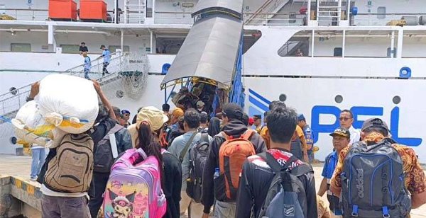 1903.5.483 Pemudik Tinggalkan Pelabuhan Sampit