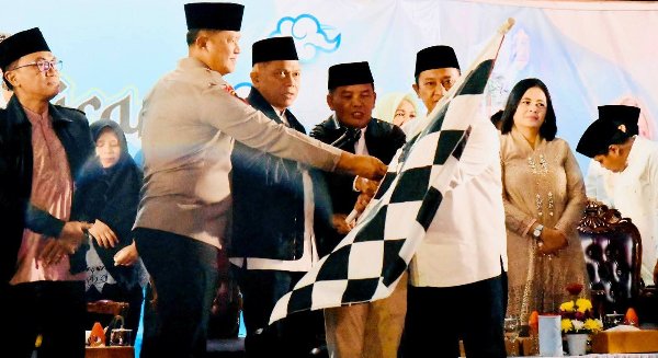 2203.Gubernur Kalteng Buka Pawai Takbiran, Ajak Warga Jaga Toleransi