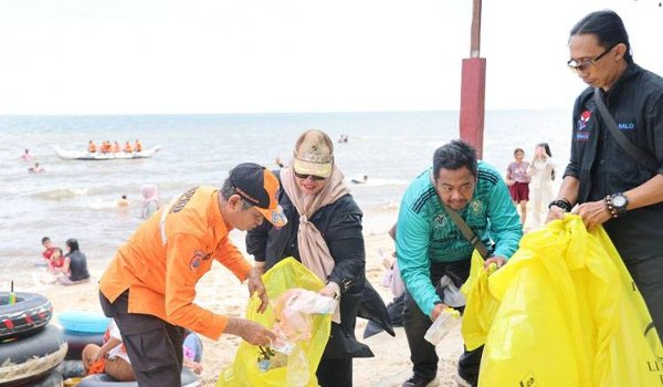 2403.Wabup Kotim Ajak Wisatawan Jaga Kebersihan Ujung Pandaran