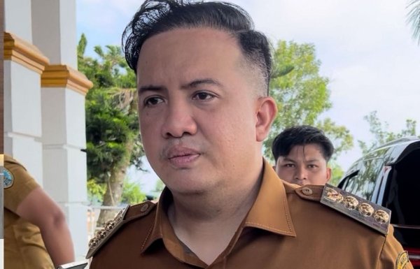 0204.Lamandau Pacu Pemasangan Tiang Listrik di Desa Terpencil