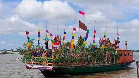 0604.Ribuan Warga Ramaikan Tradisi Laluhan di Hari Jadi Kapuas