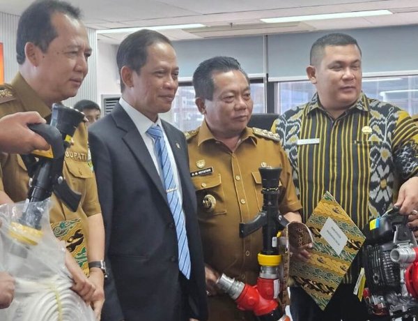 0704.Bupati Kapuas Terima Peralatan Karhutla dari Kementerian LH
