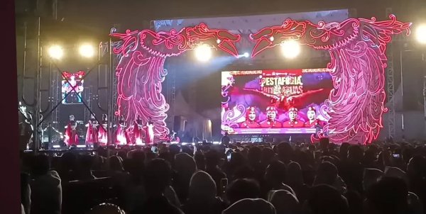 1204.Ribuan Warga Serbu Pestaforia HUT Kapuas, Stadion Panunjung Tarung Bergemuruh