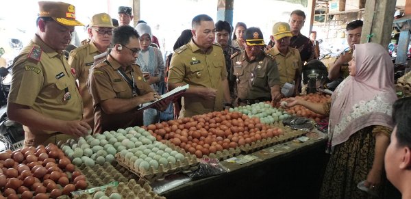 2104.Wabup Kapuas Cek Harga Sembako di Pasar Blok R