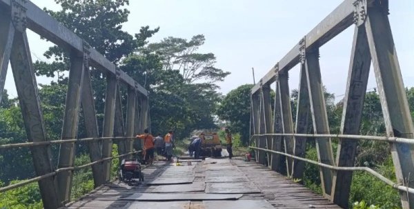 0105.Dishub Kotim Kaji Palang Pembatas Jembatan Patah