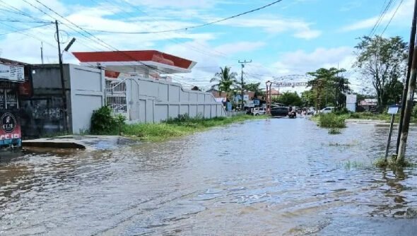 0305.Hujan 3 Jam Rendam 14 Ruas Jalan di Sampit, Aktivitas Warga Terganggu