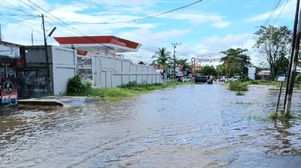 0305.Hujan 3 Jam Rendam 14 Ruas Jalan di Sampit, Aktivitas Warga Terganggu