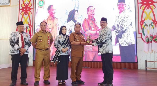 0405.Bupati Kapuas Raih Leadership Education Awards dari PGRI