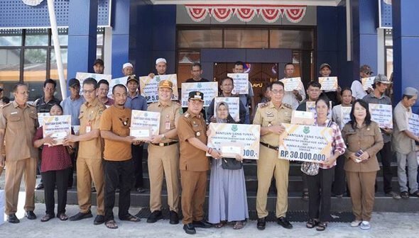0405.Kapuas Salurkan Rp750 Juta untuk Korban Bencana di Enam Kecamatan