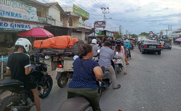 0805.Warga Palangka Raya Rela Mengantre BBM di Tengah Hujan