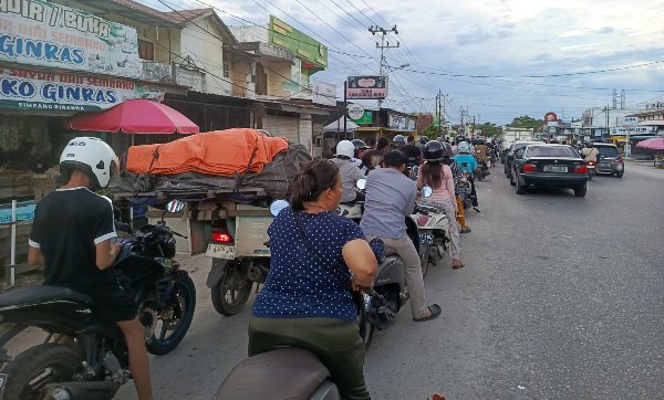 0805.Warga Palangka Raya Rela Mengantre BBM di Tengah Hujan