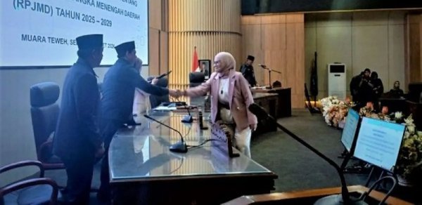 1003.Fraksi KIR Restui Raperda RPJMD Barito Utara