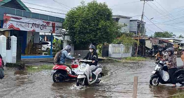 1805.Hujan Deras Genangi Puluhan Rumah di Baamang