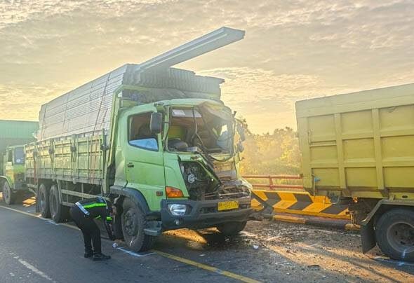 2105.Tronton Tabrak Tiga Dump Truk di Tumbang Nusa, Satu Sopir Tewas