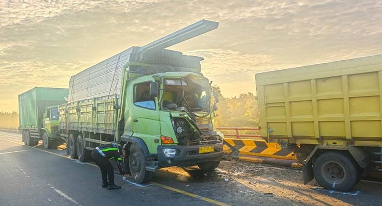 2105.Tronton Tabrak Tiga Dump Truk di Tumbang Nusa, Satu Sopir Tewas