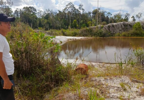 Wakil Ketua Kitadaya Katingan, Hendro saat meninjau lokasi eks tambang rakyat di Kecamatan Katingan Hilir, Jumat (1/5/2026).