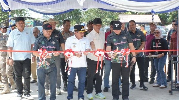 0206.Wiyatno Resmikan Gantangan Kapuas Bersinar