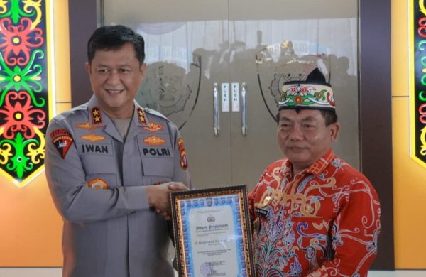 0506.Bupati Kapuas Terima Penghargaan Kapolda Kalteng