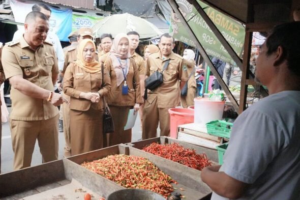 1006.Wabup Kapuas Cek Harga Sembako di Pasar Blok R