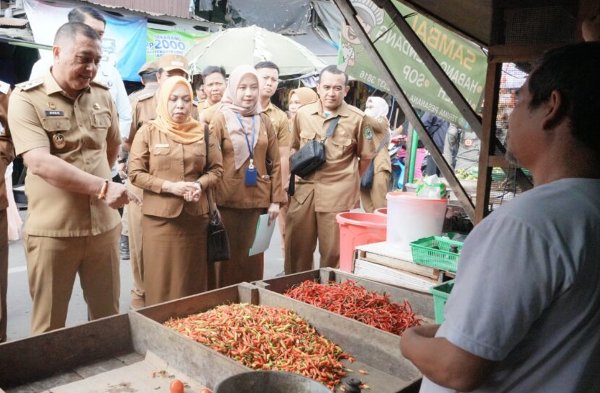 1006.Wabup Kapuas Cek Harga Sembako di Pasar Blok R