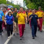 1206.Kapolda Kalteng Gandeng Insan Pers Jalan Sehat Sambut HUT Bhayangkara