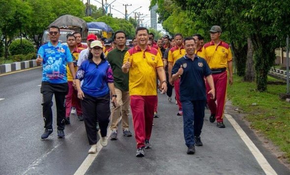 1206.Kapolda Kalteng Gandeng Insan Pers Jalan Sehat Sambut HUT Bhayangkara