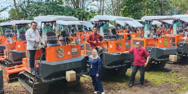 1906.Kementan Kirim Ratusan Alsintan untuk Percepat Cetak Sawah di Kapuas