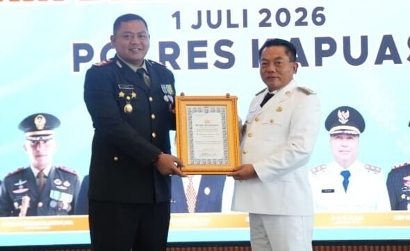 0207.Kapolres Kapuas Beri Penghargaan Khusus kepada Wiyatno