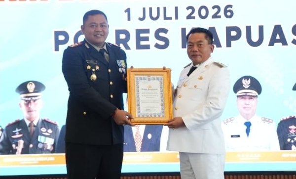 0207.Kapolres Kapuas Beri Penghargaan Khusus kepada Wiyatno