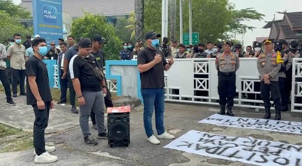 2807.Massa Geruduk PLN Palangka Raya, Tuntut Penghentian Pemadaman Bergilir