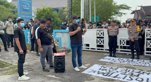2807.Massa Geruduk PLN Palangka Raya, Tuntut Penghentian Pemadaman Bergilir