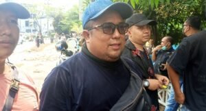 Peternak ayam, Arif, menyampaikan kerugian yang dialaminya akibat pemadaman listrik saat diwawancarai usai aksi unjuk rasa di Kantor PLN UP3 Palangka Raya, Rabu (29/7/2026).