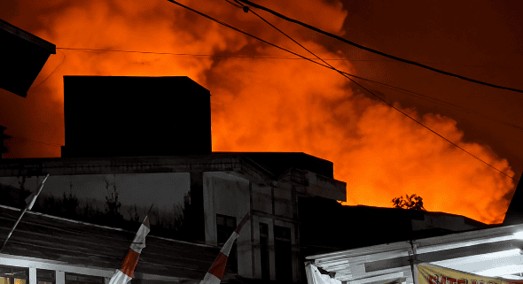 0108.Api Melalap Kawasan Pasar Besar Palangka Raya, Warga Berhamburan Selamatkan Diri