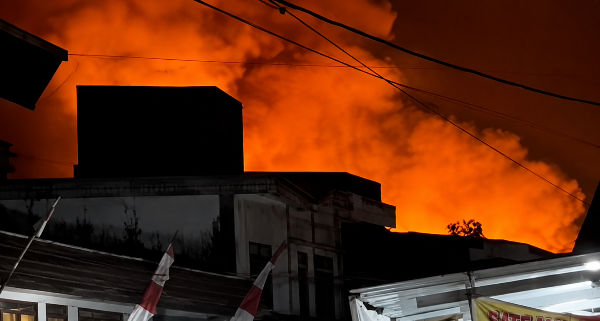0108.Api Melalap Kawasan Pasar Besar Palangka Raya, Warga Berhamburan Selamatkan Diri