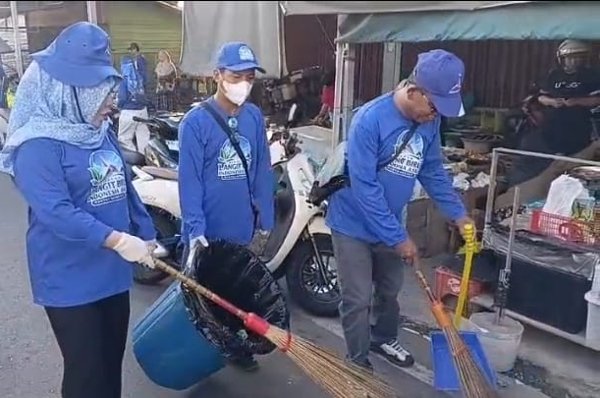 0108.Wabup Kapuas Apresiasi Gerakan Langit Biru Indonesia Asri di Pasar Pilau