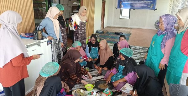 1408.STP Bantu Srikandi Tanjung Rangas Kembangkan Usaha Olahan Ikan